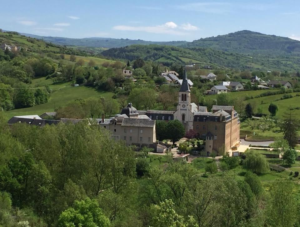 Hotel Accueil Du Couvent De Malet Saint-Côme-dʼOlt Exterior foto